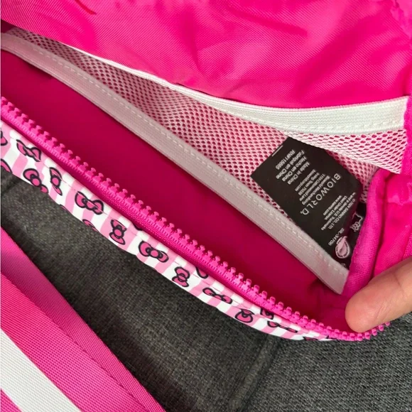 Bioworld Hello Kitty Pink and White Kids Crossbody Bag - Picture 5 of 16